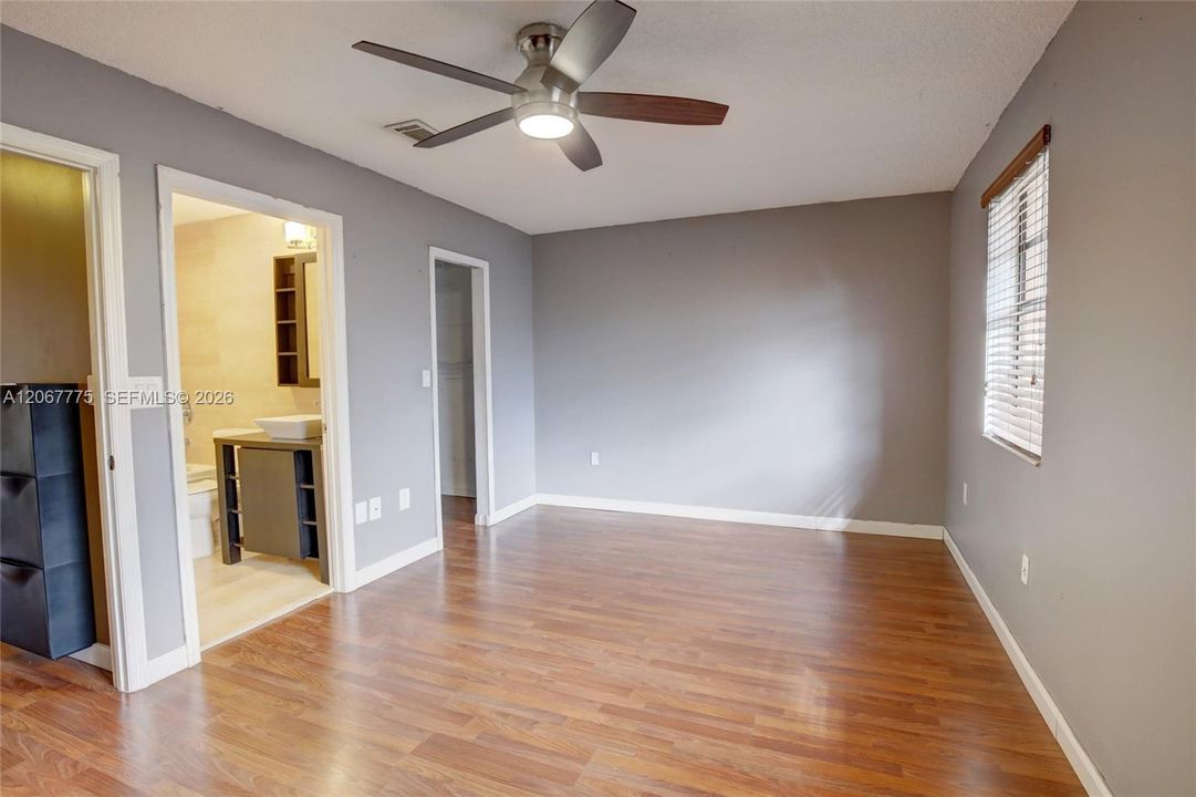 For Sale: $365,000 (2 beds, 1 baths, 1064 Square Feet)