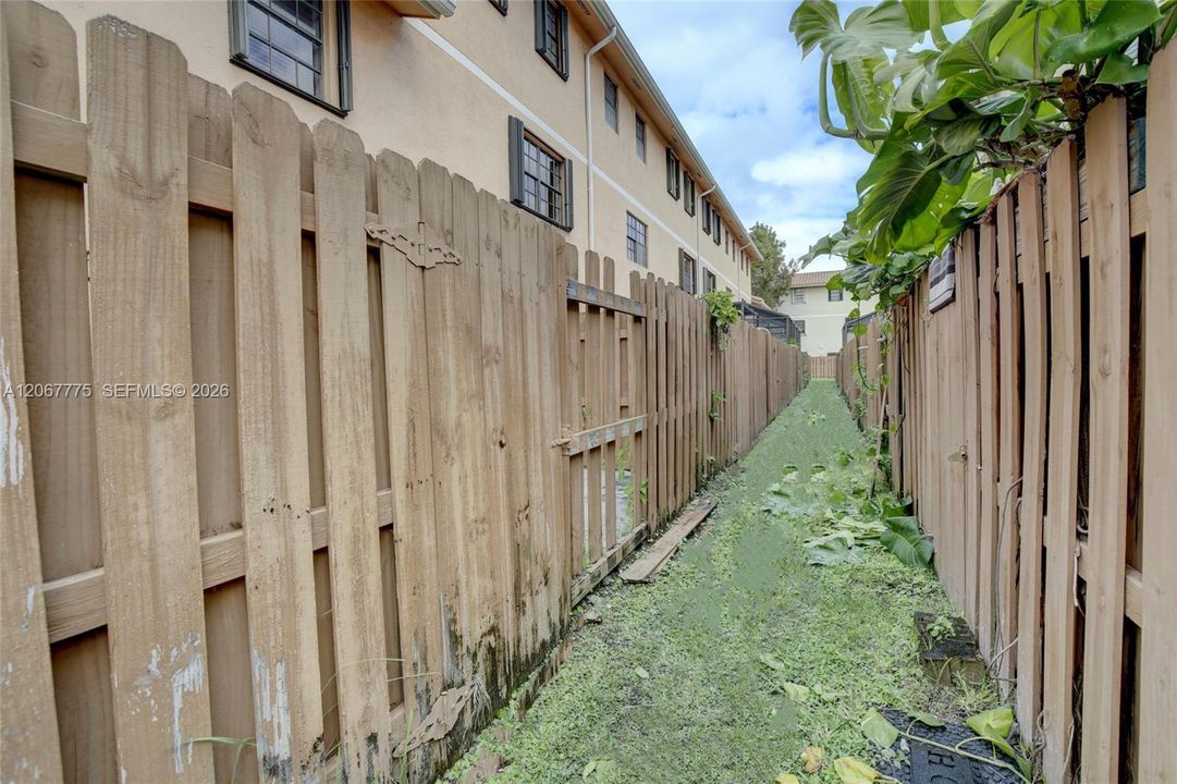 For Sale: $365,000 (2 beds, 1 baths, 1064 Square Feet)