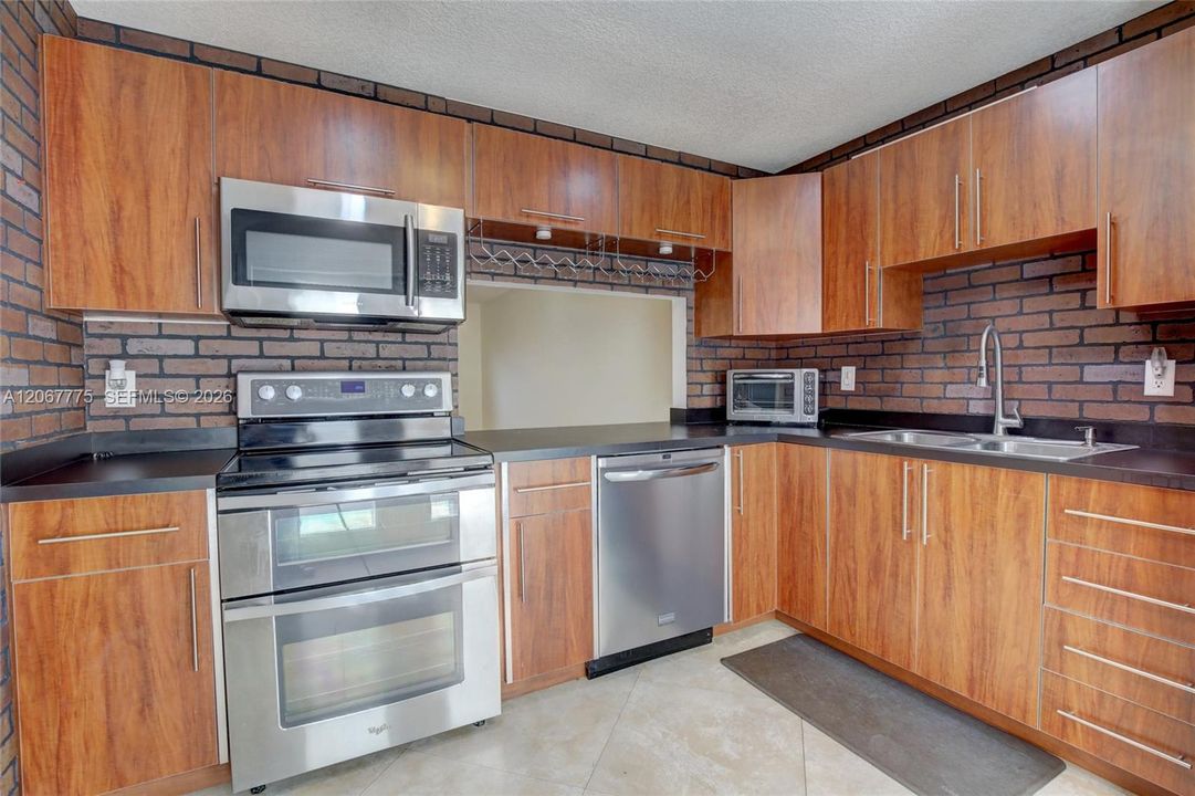 For Sale: $365,000 (2 beds, 1 baths, 1064 Square Feet)