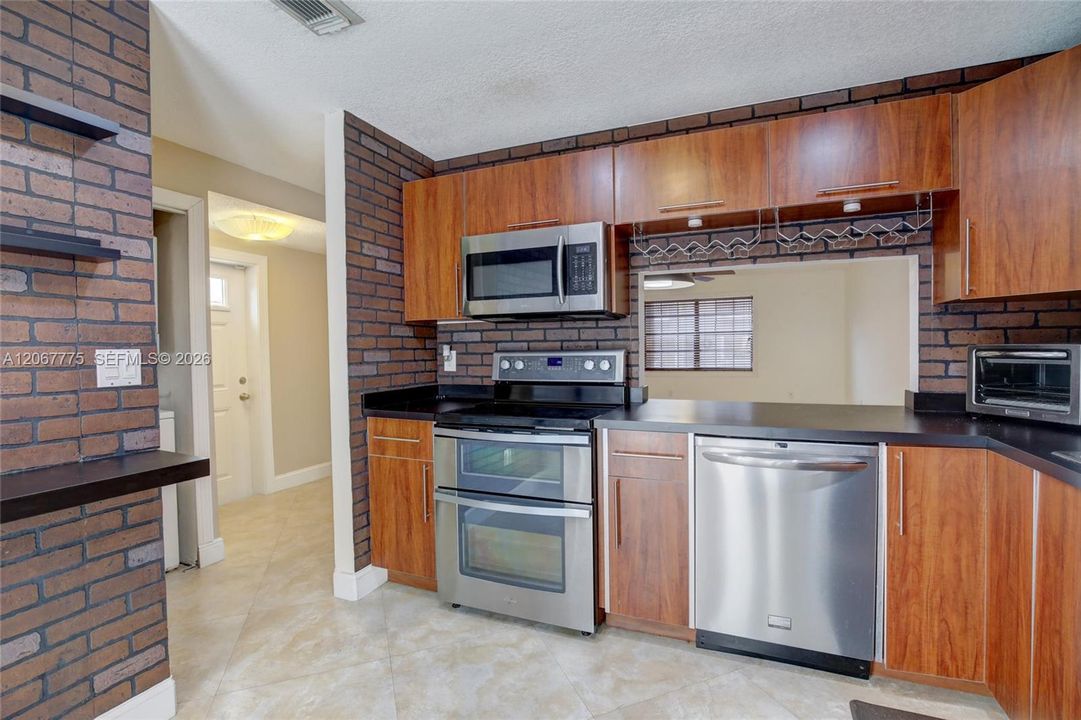 For Sale: $365,000 (2 beds, 1 baths, 1064 Square Feet)