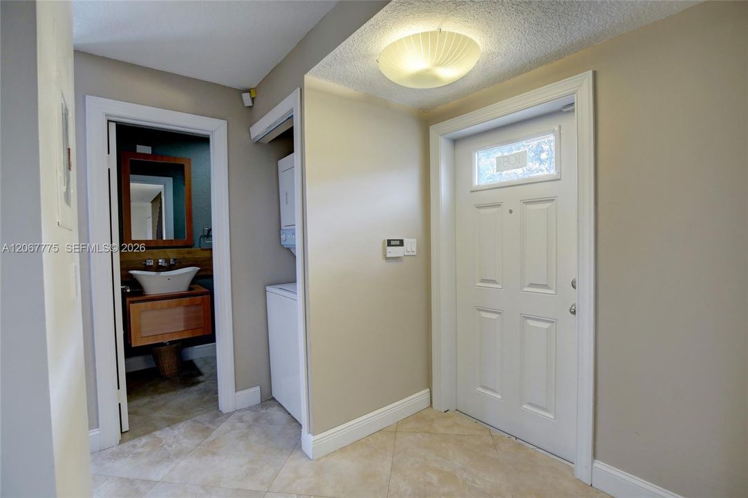 For Sale: $365,000 (2 beds, 1 baths, 1064 Square Feet)
