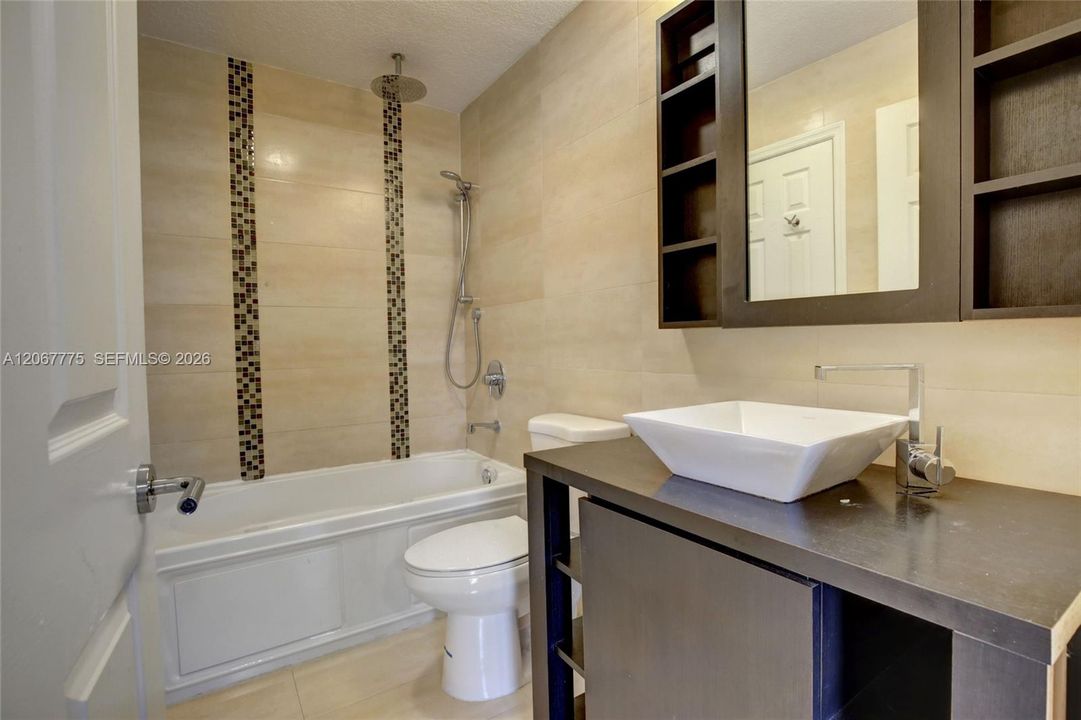 For Sale: $365,000 (2 beds, 1 baths, 1064 Square Feet)