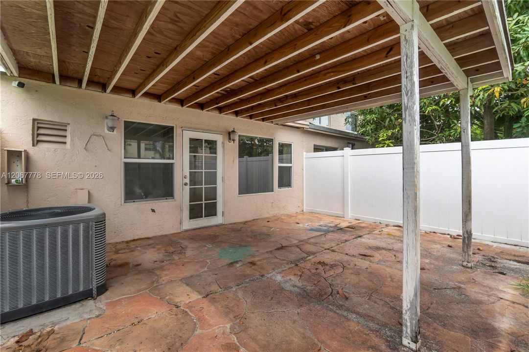 Activo con contrato: $295,000 (3 camas, 2 baños, 1528 Pies cuadrados)