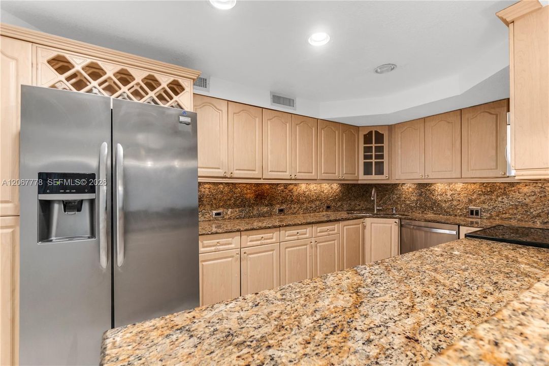 Activo con contrato: $295,000 (3 camas, 2 baños, 1528 Pies cuadrados)