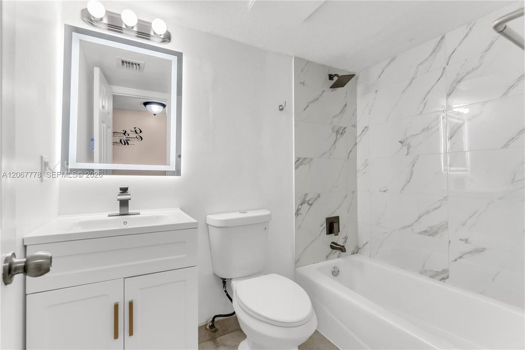 Activo con contrato: $295,000 (3 camas, 2 baños, 1528 Pies cuadrados)
