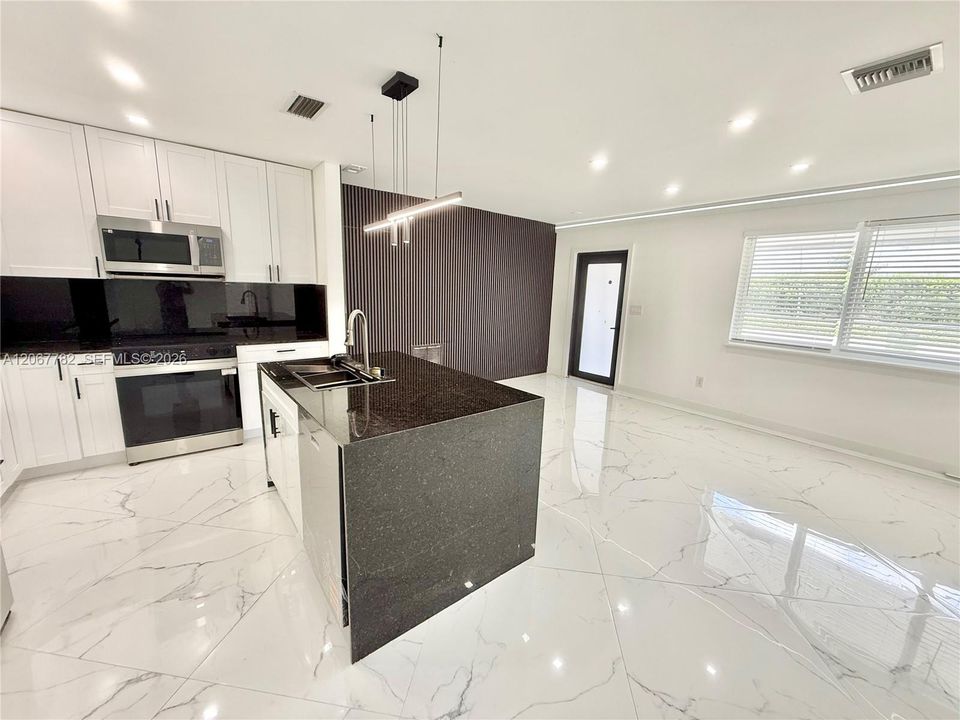 For Sale: $510,000 (3 beds, 2 baths, 897 Square Feet)