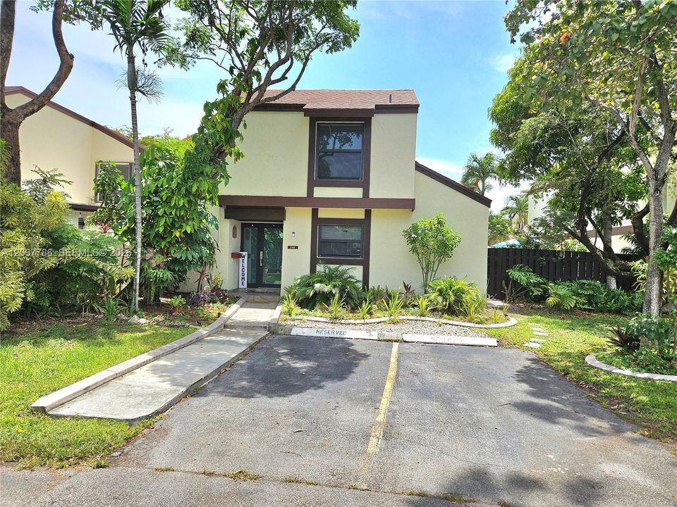 For Rent: $3,100 (3 beds, 2 baths, 1280 Square Feet)