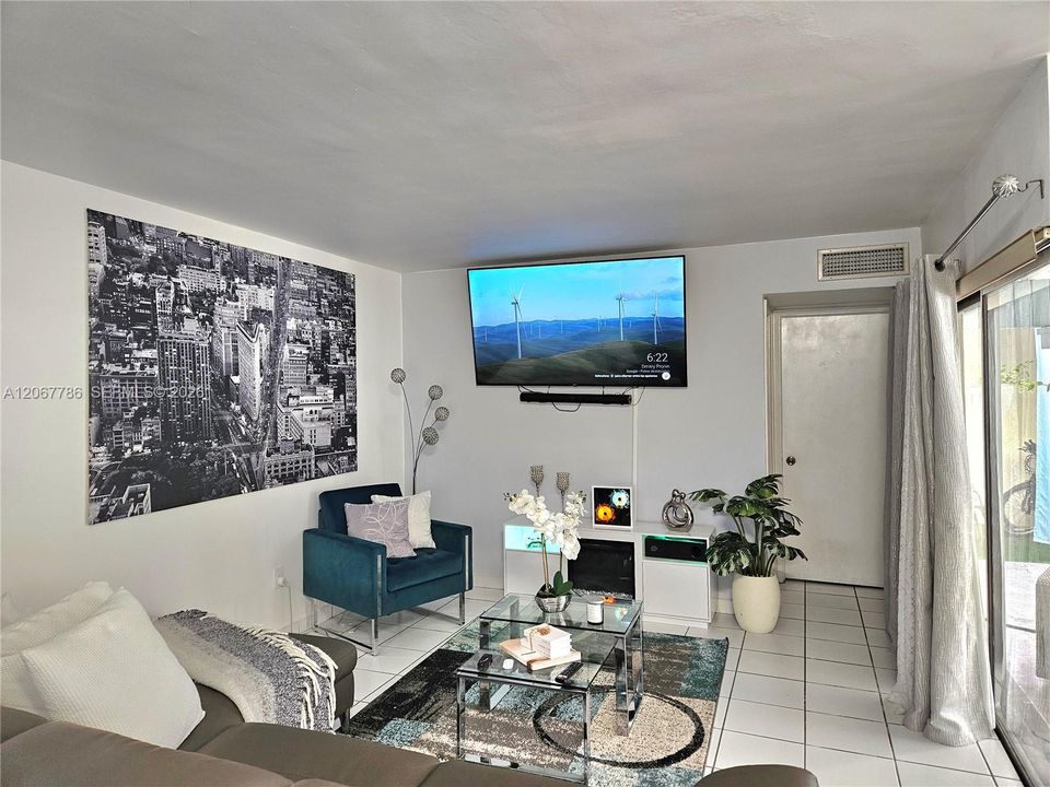 For Rent: $3,100 (3 beds, 2 baths, 1280 Square Feet)