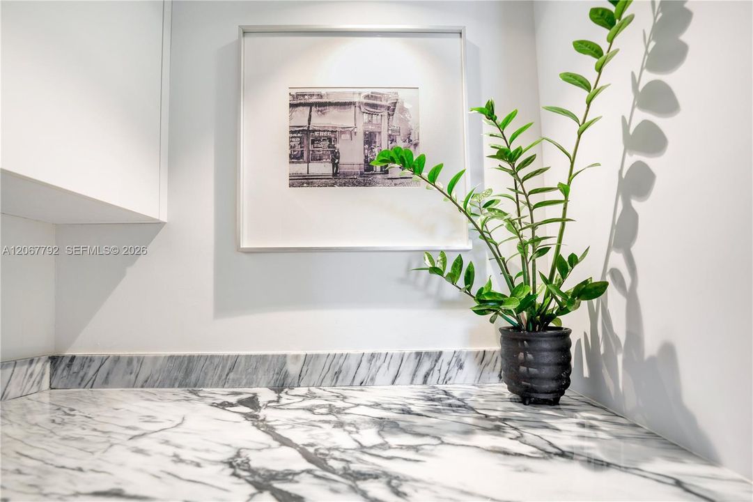 For Rent: $5,500 (1 beds, 1 baths, 852 Square Feet)