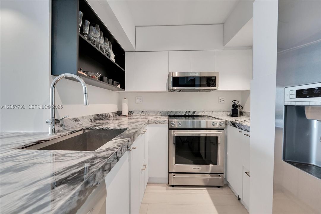 For Rent: $5,500 (1 beds, 1 baths, 852 Square Feet)