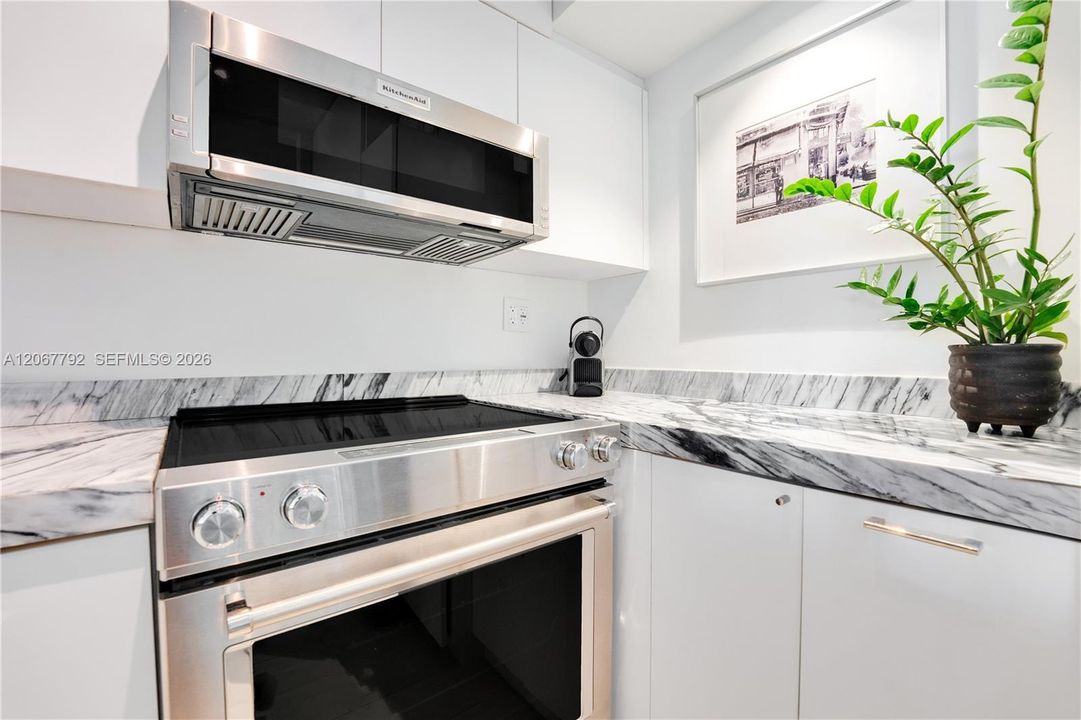 For Rent: $5,500 (1 beds, 1 baths, 852 Square Feet)