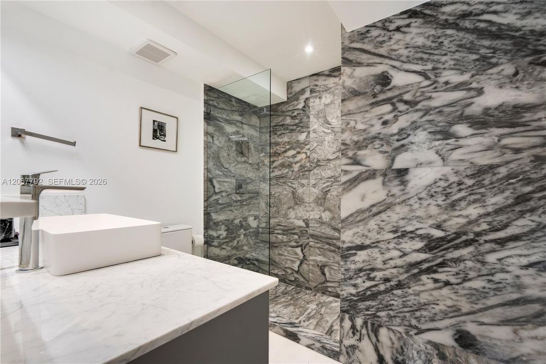 For Rent: $5,500 (1 beds, 1 baths, 852 Square Feet)