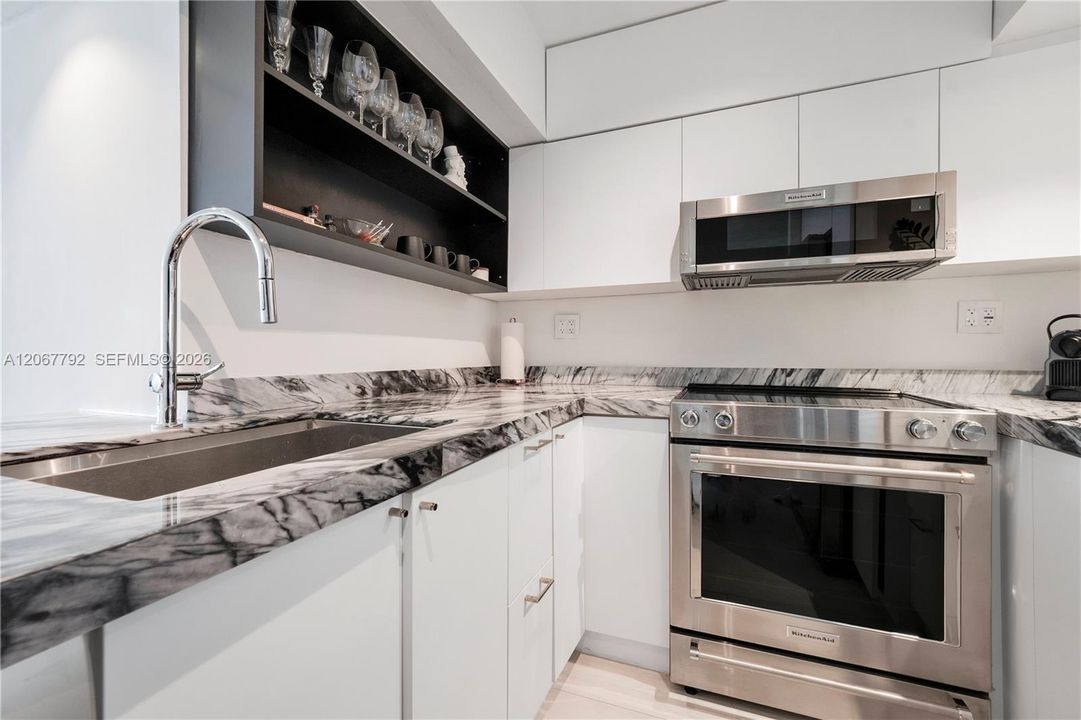 For Rent: $5,500 (1 beds, 1 baths, 852 Square Feet)