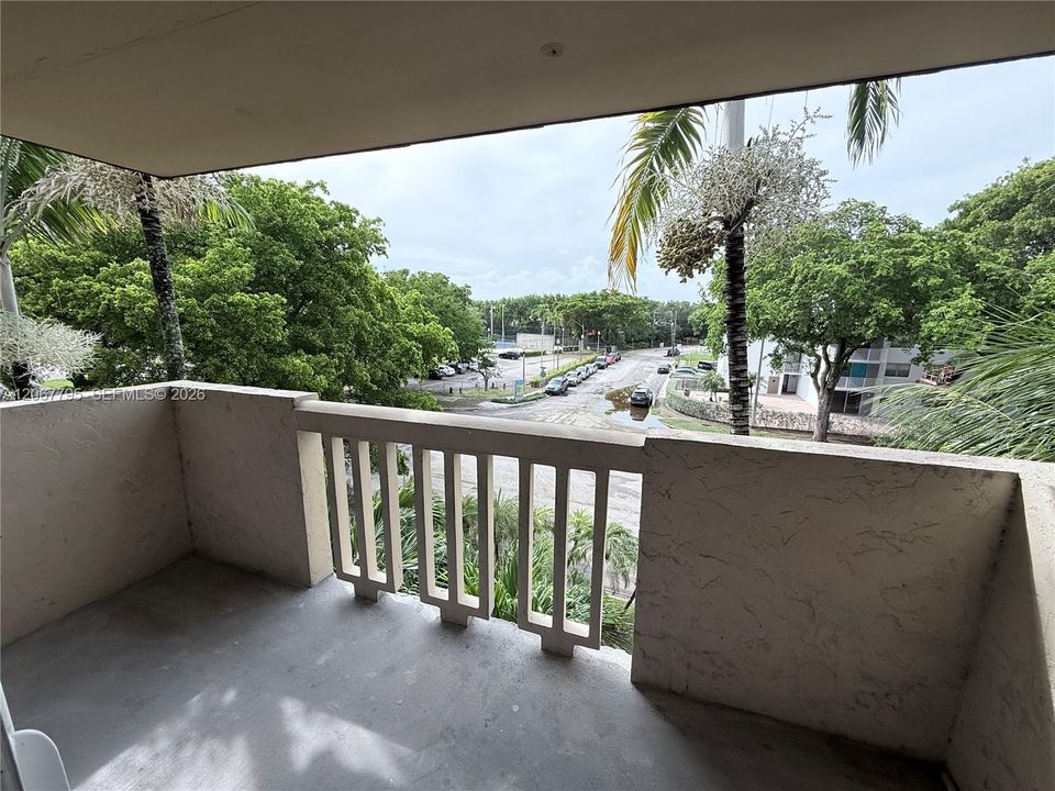 Active With Contract: $1,550 (1 beds, 1 baths, 714 Square Feet)