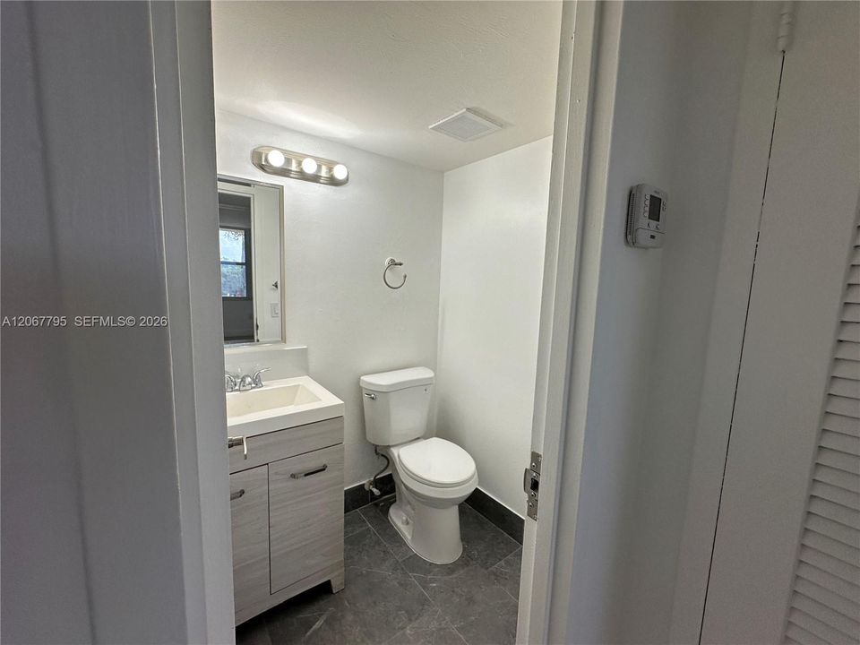 Active With Contract: $1,550 (1 beds, 1 baths, 714 Square Feet)