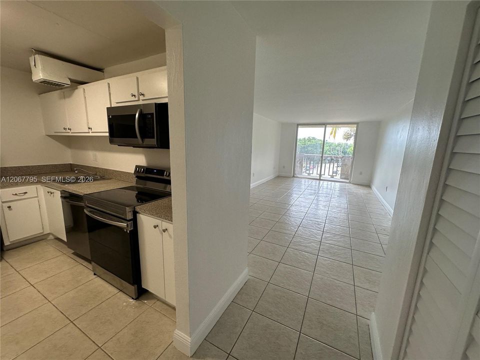 Active With Contract: $1,550 (1 beds, 1 baths, 714 Square Feet)