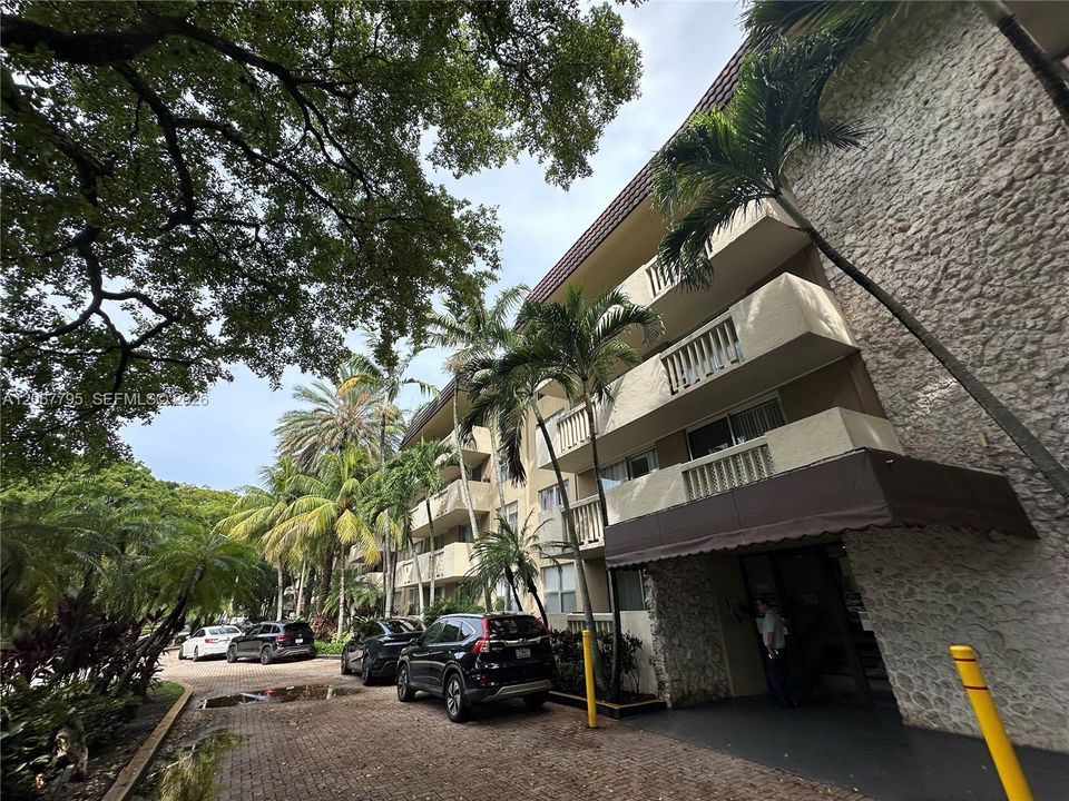Active With Contract: $1,550 (1 beds, 1 baths, 714 Square Feet)