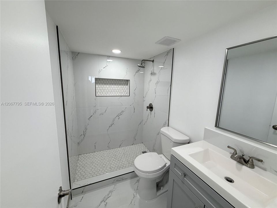 Active With Contract: $1,550 (1 beds, 1 baths, 714 Square Feet)