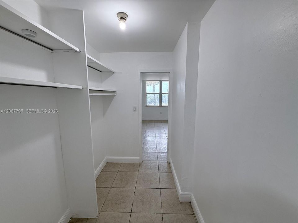 Active With Contract: $1,550 (1 beds, 1 baths, 714 Square Feet)