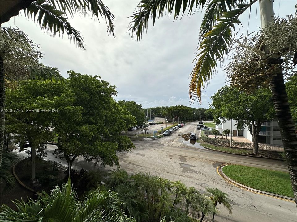 Active With Contract: $1,550 (1 beds, 1 baths, 714 Square Feet)