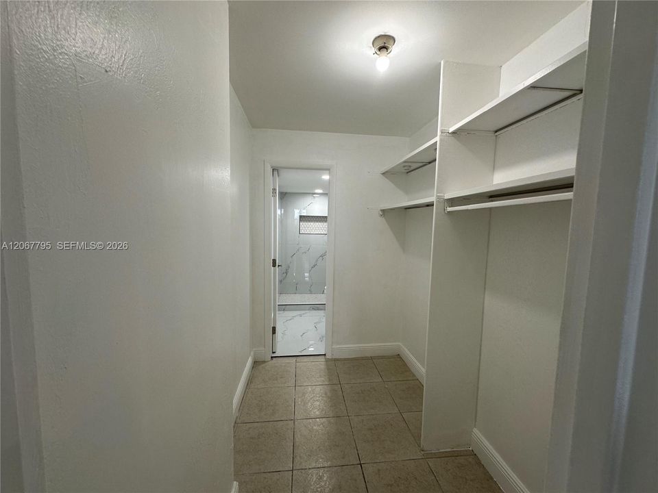 Active With Contract: $1,550 (1 beds, 1 baths, 714 Square Feet)