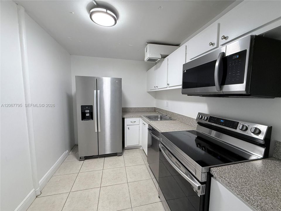 Active With Contract: $1,550 (1 beds, 1 baths, 714 Square Feet)