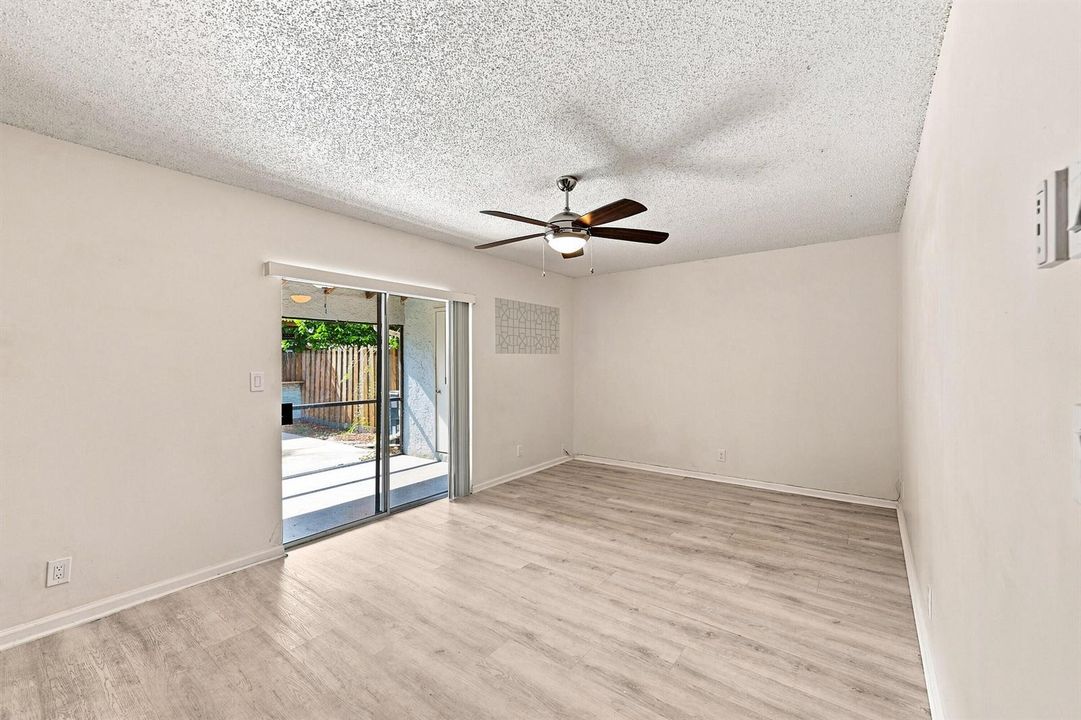 10_family room