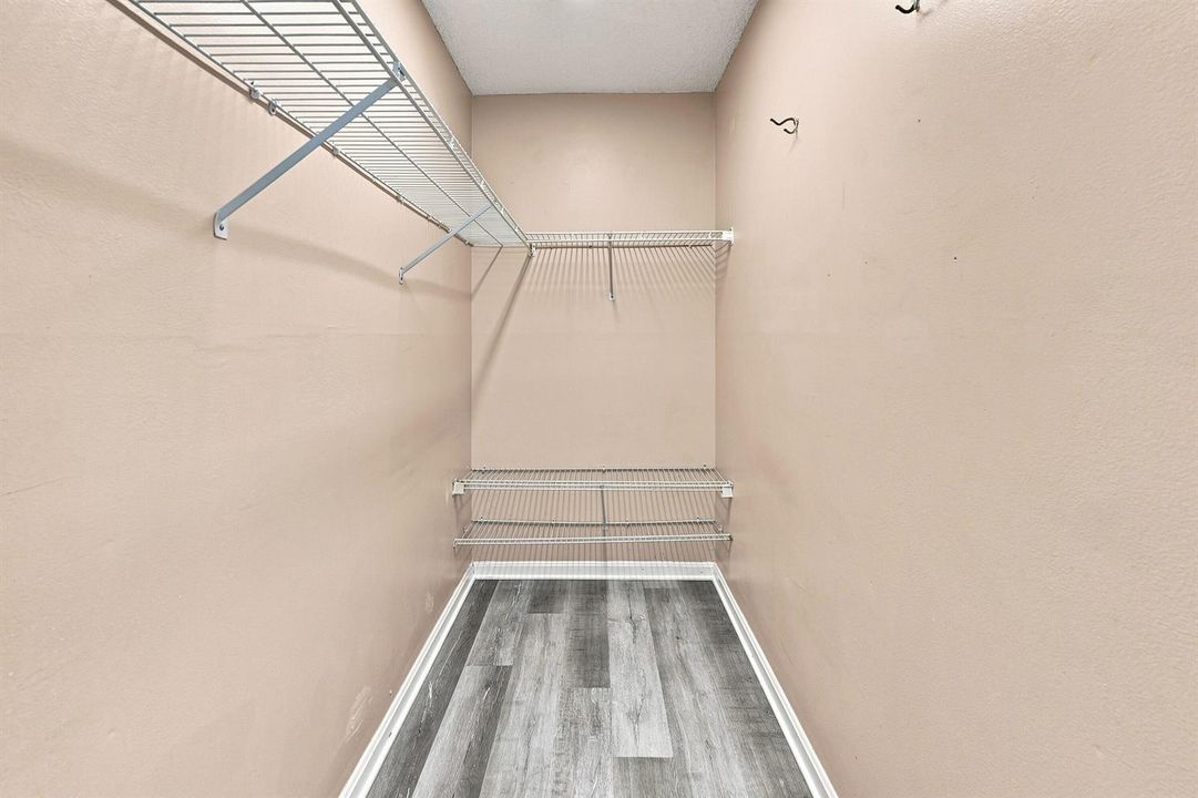 24_walk-in closet