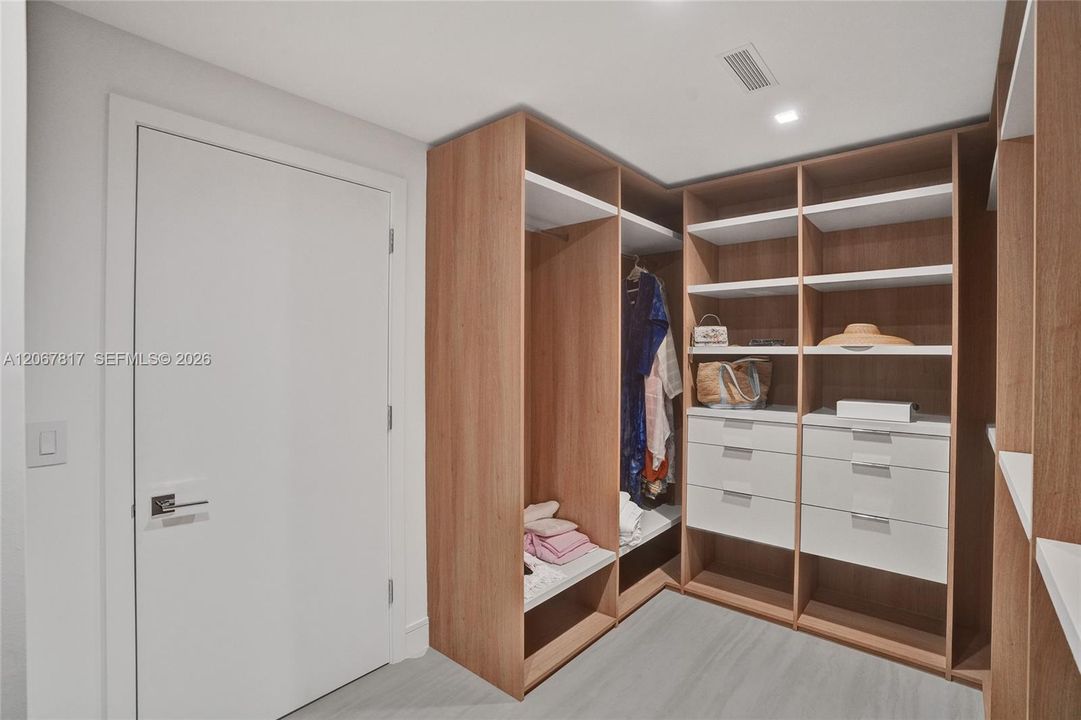 For Sale: $2,900,000 (3 beds, 4 baths, 2131 Square Feet)