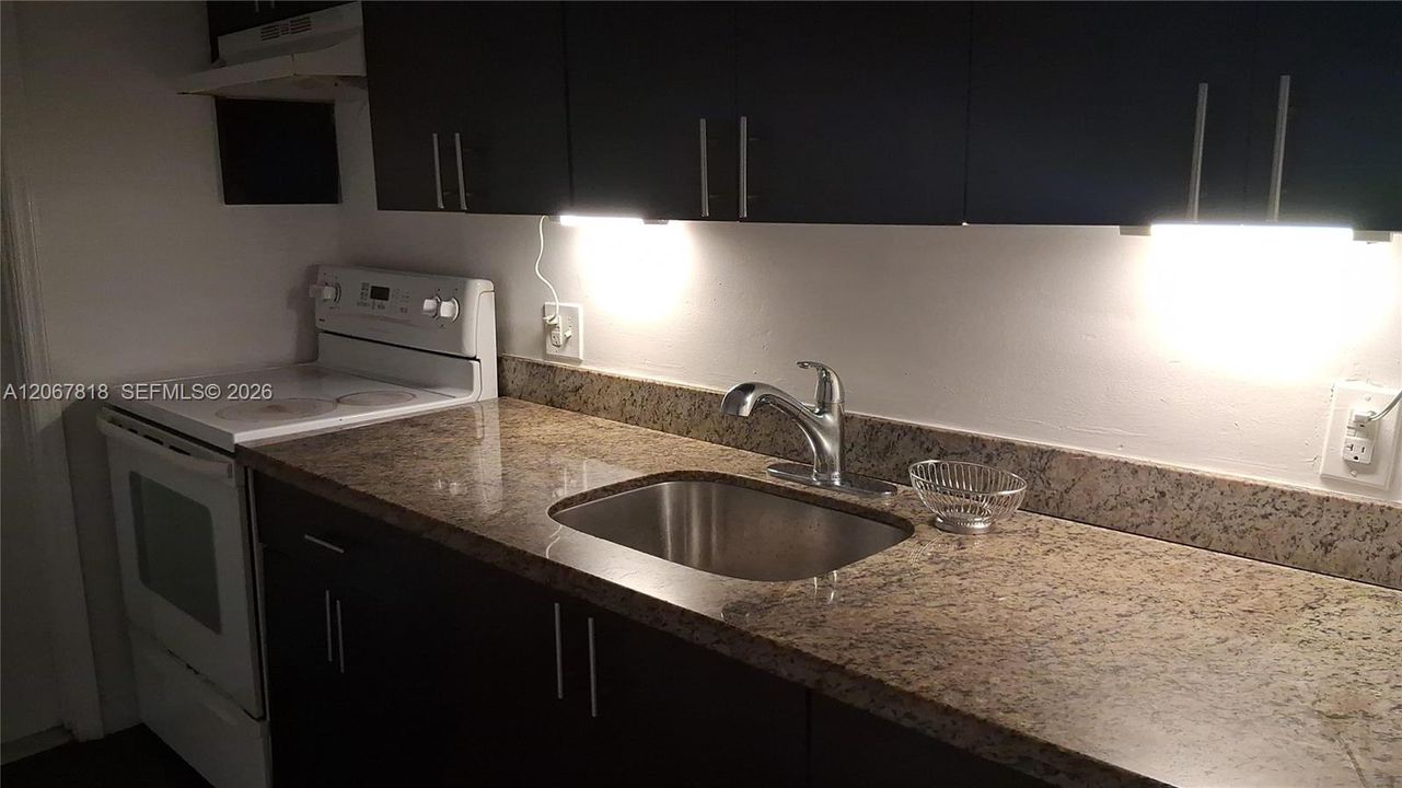 For Rent: $1,950 (2 beds, 2 baths, 894 Square Feet)