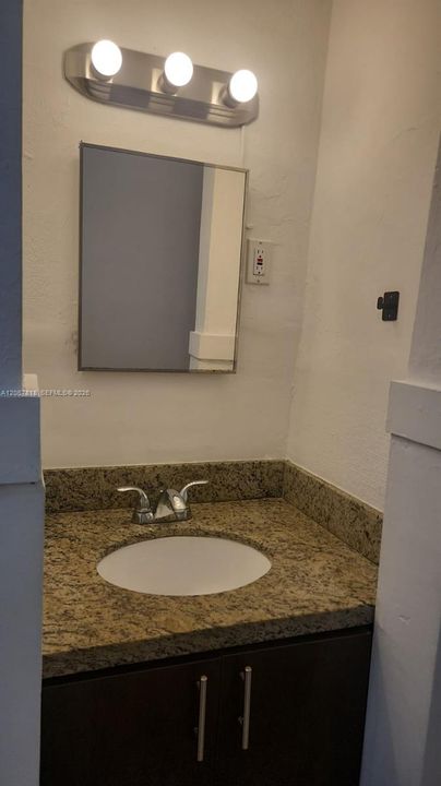 For Rent: $1,950 (2 beds, 2 baths, 894 Square Feet)