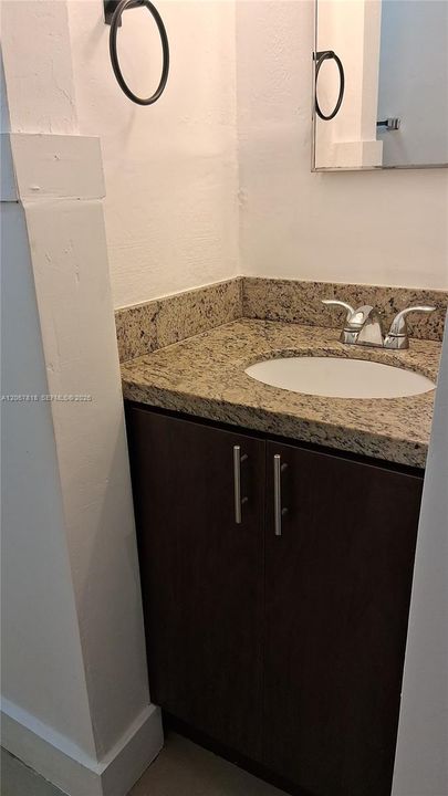 For Rent: $1,950 (2 beds, 2 baths, 894 Square Feet)