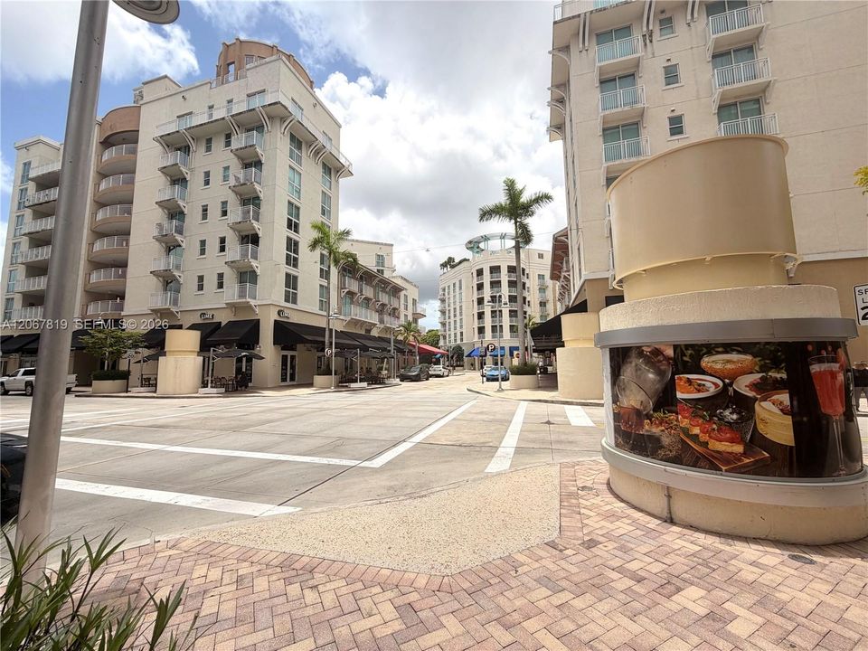 For Rent: $2,250 (1 beds, 1 baths, 691 Square Feet)