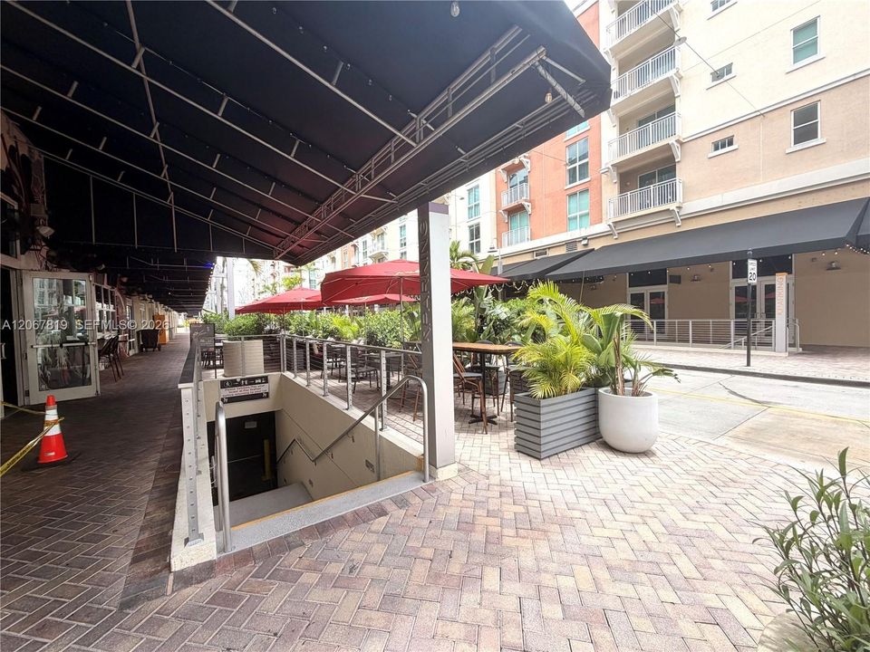 For Rent: $2,250 (1 beds, 1 baths, 691 Square Feet)