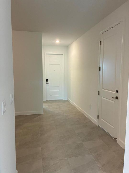 Foyer-door to grage