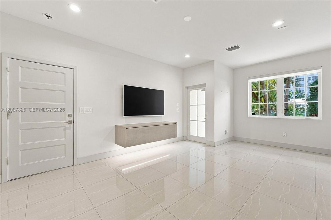 For Rent: $7,000 (3 beds, 2 baths, 2216 Square Feet)