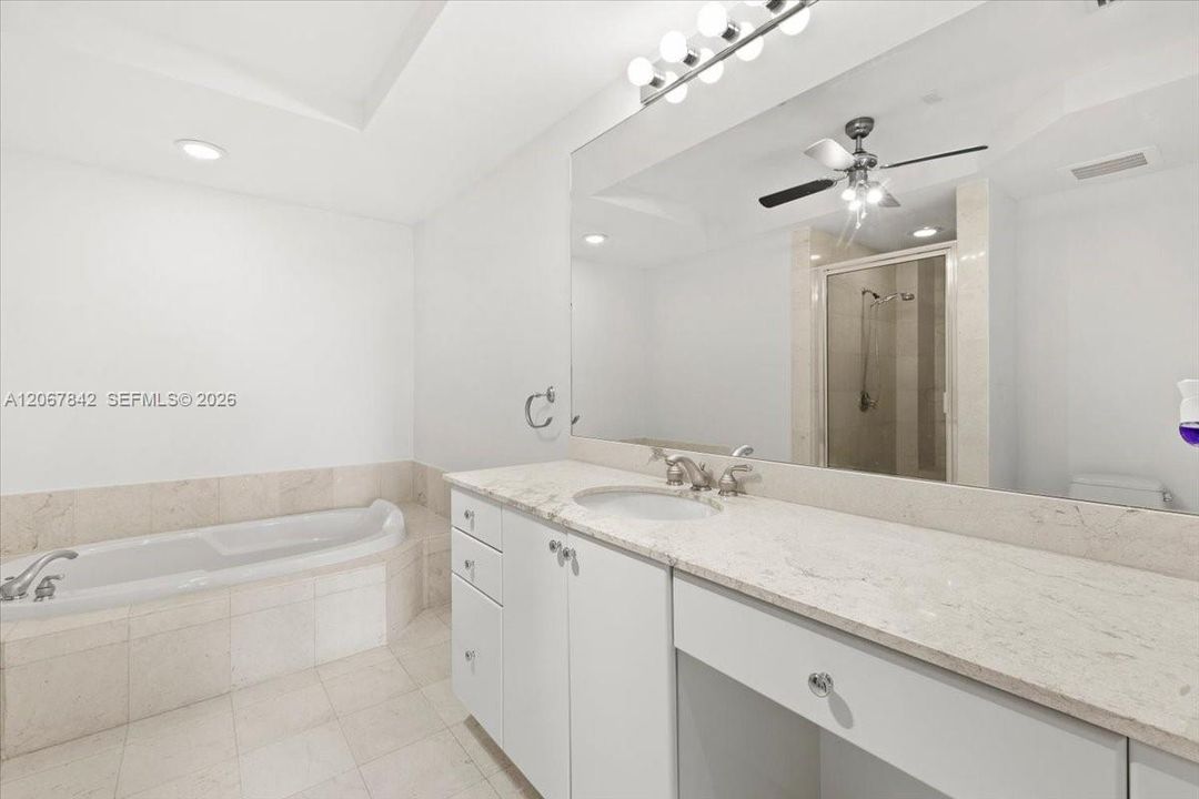 For Sale: $478,000 (1 beds, 1 baths, 834 Square Feet)