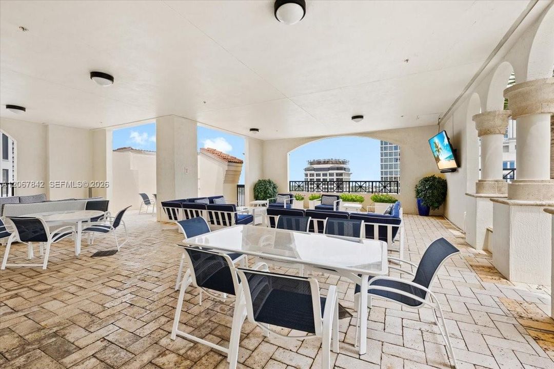 For Sale: $478,000 (1 beds, 1 baths, 834 Square Feet)