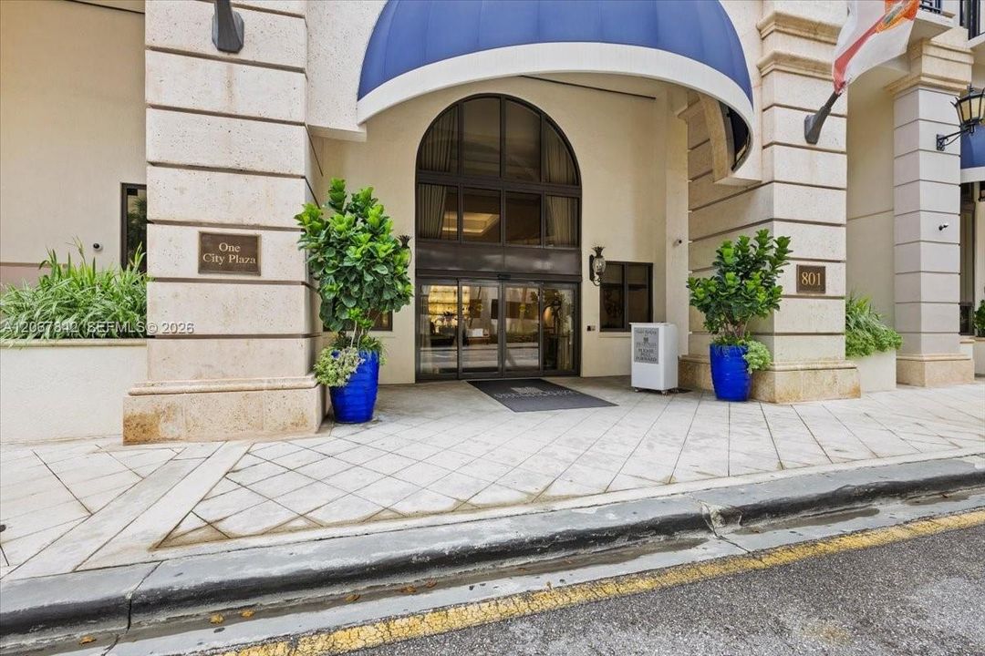 For Sale: $478,000 (1 beds, 1 baths, 834 Square Feet)