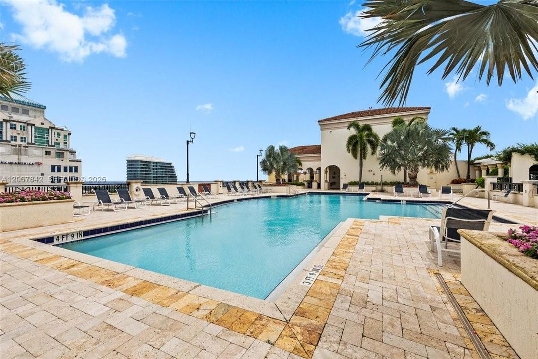 For Sale: $478,000 (1 beds, 1 baths, 834 Square Feet)