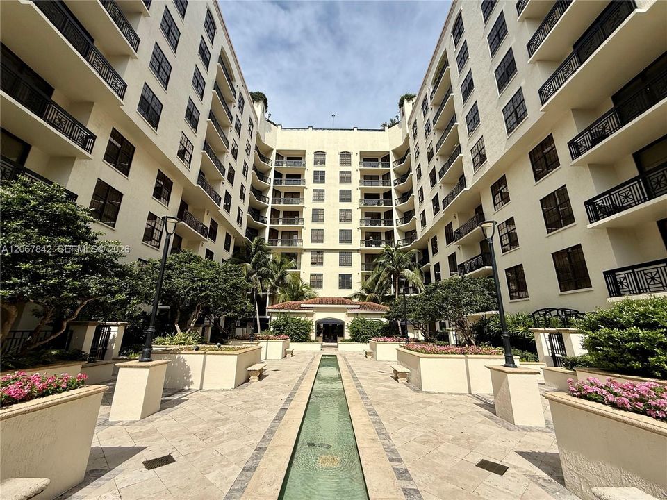 For Sale: $478,000 (1 beds, 1 baths, 834 Square Feet)