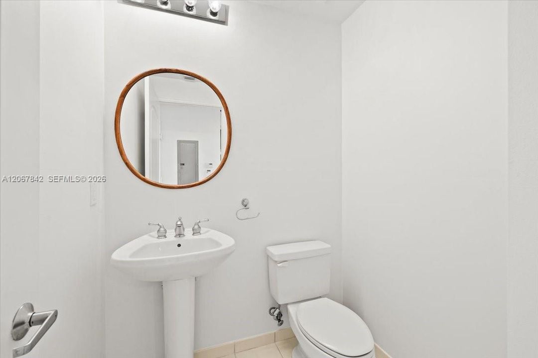 For Sale: $478,000 (1 beds, 1 baths, 834 Square Feet)