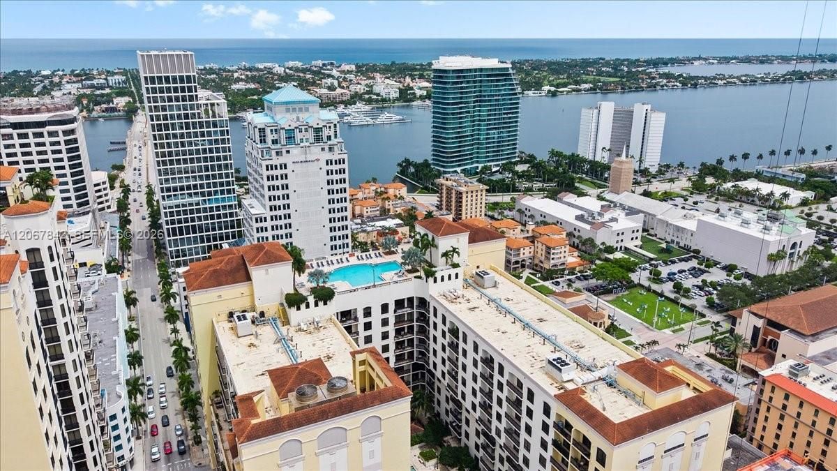 For Sale: $478,000 (1 beds, 1 baths, 834 Square Feet)