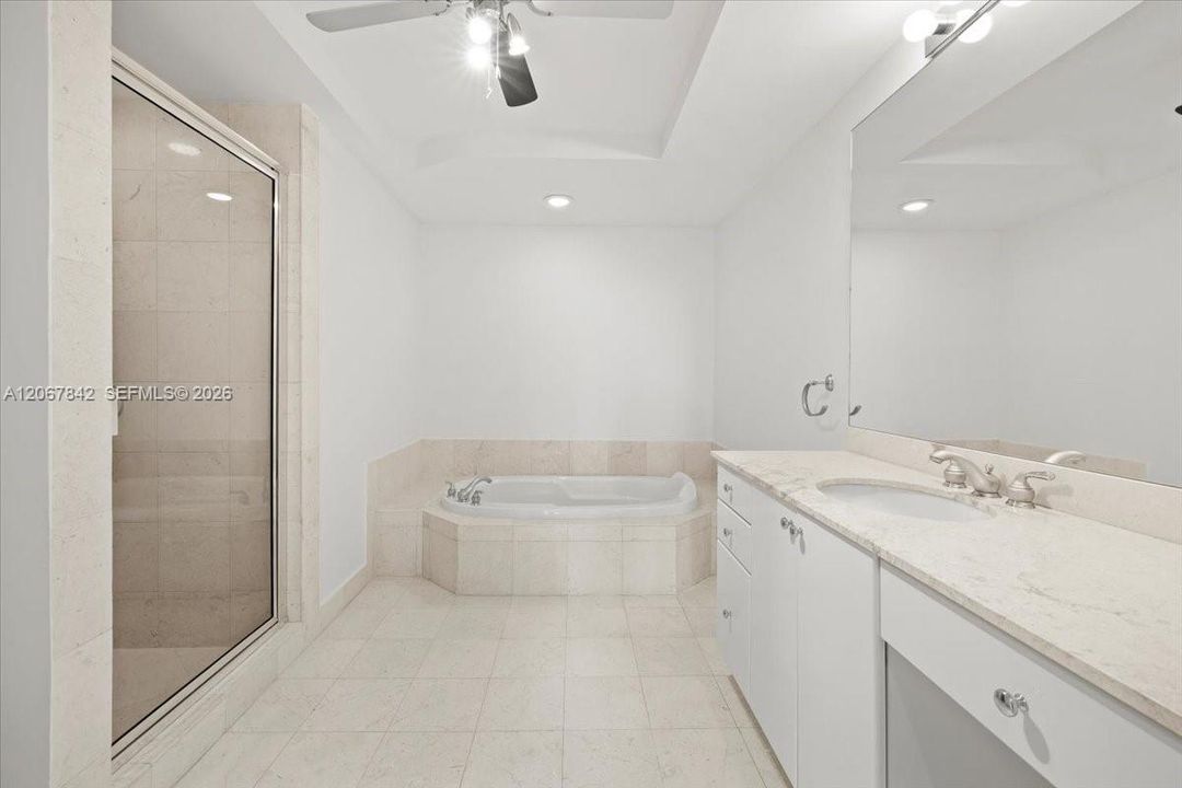 For Sale: $478,000 (1 beds, 1 baths, 834 Square Feet)