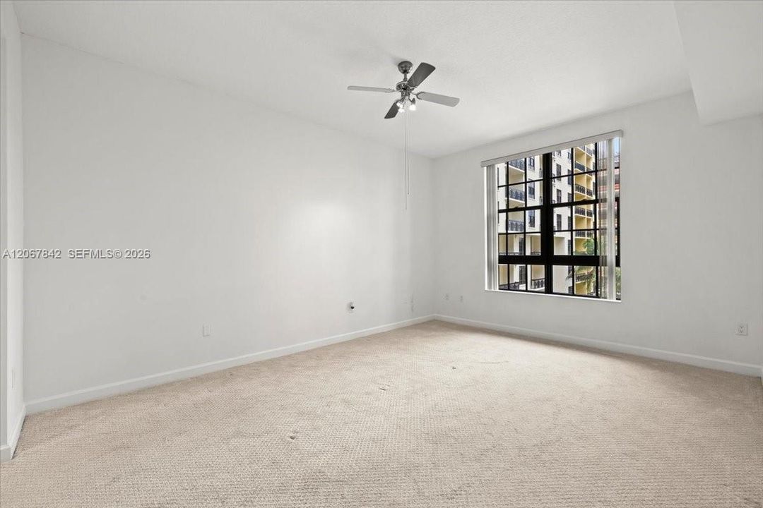 For Sale: $478,000 (1 beds, 1 baths, 834 Square Feet)
