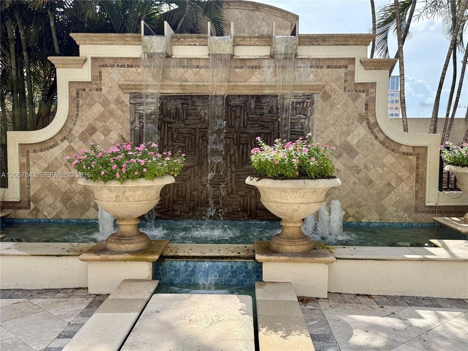 For Sale: $478,000 (1 beds, 1 baths, 834 Square Feet)