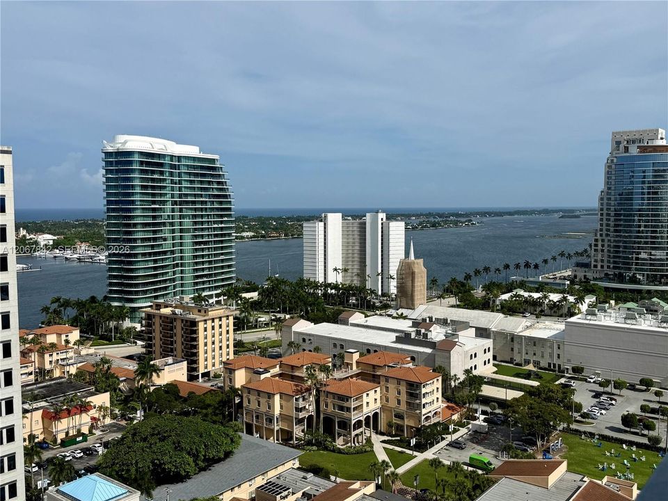 For Sale: $478,000 (1 beds, 1 baths, 834 Square Feet)