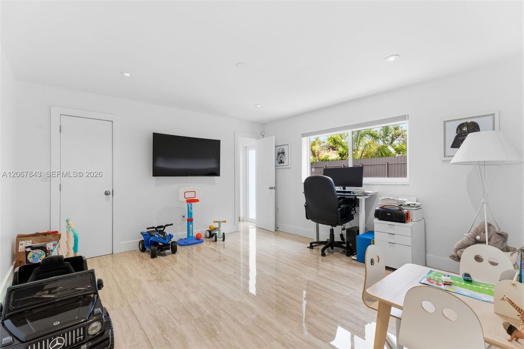 For Rent: $4,800 (3 beds, 3 baths, 2394 Square Feet)