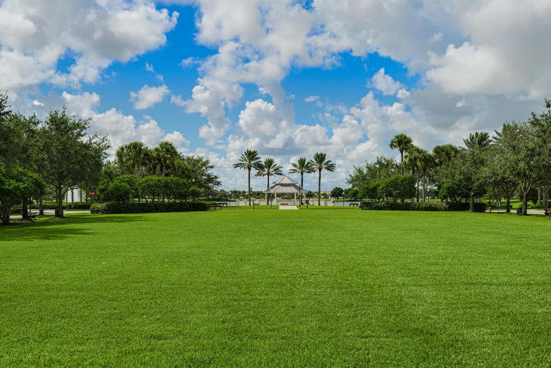 TRADITION SQUARE