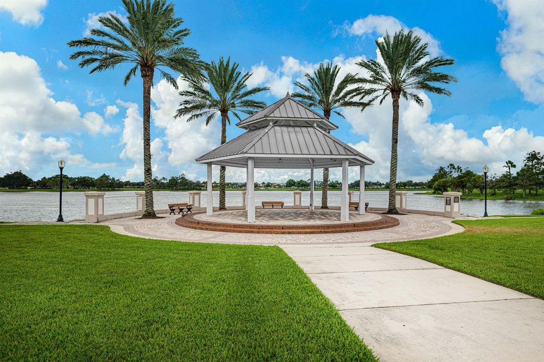 TRADITION SQUARE